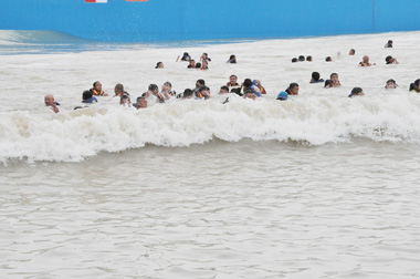 市民游客在环球名胜·凯旋王国水上乐园里嬉戏 市民游客在环球名胜·凯旋王国水上乐园里嬉戏