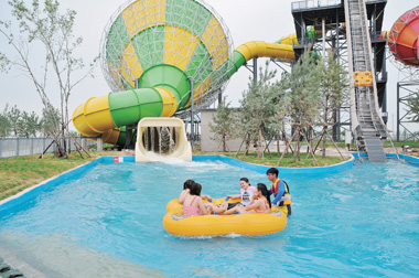 市民游客在环球名胜·凯旋王国水上乐园里嬉戏 市民游客在环球名胜·凯旋王国水上乐园里嬉戏