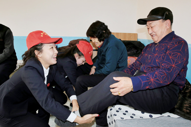 “为您换双新袜子。”