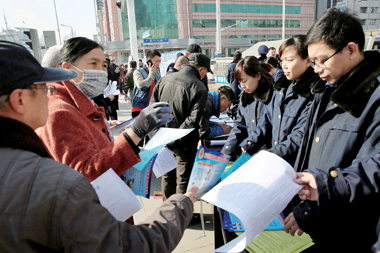 工作人员在大什街解答群众咨询相关问题