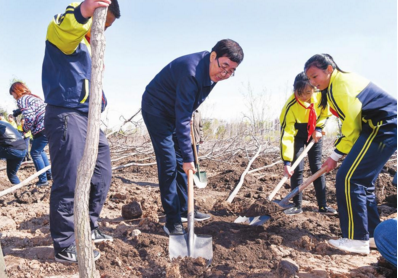 　　4月25日，省委书记巴音朝鲁等省领导来到长春市南溪湿地公园，参加全民义务植树活动。   记者宋锴摄