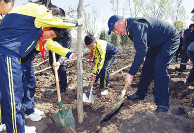 　4月25日，省委副书记、省长刘国中在长春市南溪湿地公园，参加全民义务植树活动。      记者邹乃硕摄
