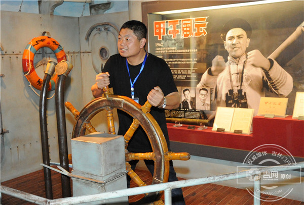 采访团成员在长影旧址博物馆采访