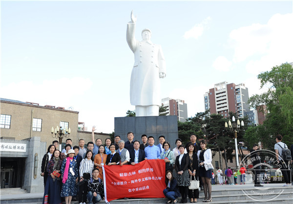 采访团成员在长影旧址博物馆合影留念