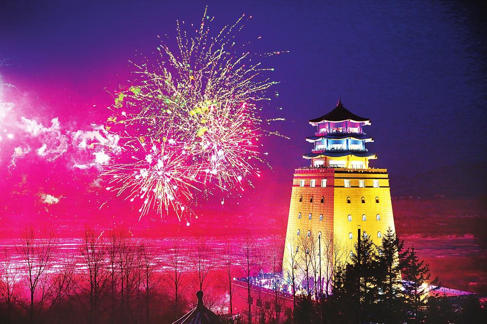 珲春防川国家级风景名胜区龙虎阁上空燃放烟火喜迎新年