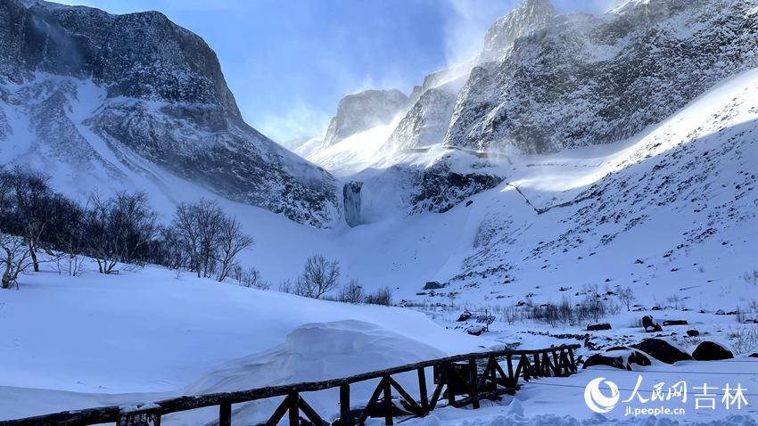 风雪里的长白瀑布。人民网 李思玥摄