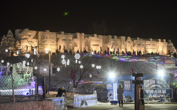 “冬奥在北京，体验在吉林”大型雪雕.jpg