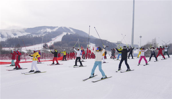 12月18日,滑雪爱好者在通化万峰滑雪场滑雪。新华社记者 许畅摄.jpg