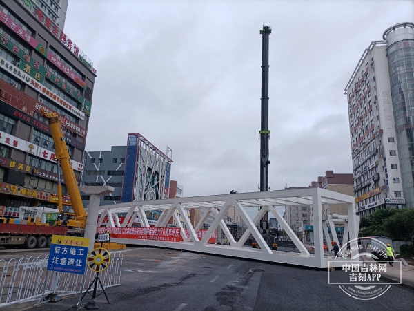 最新进展!延吉市公园路人行过街天桥主桥台正式吊装-中国吉林网