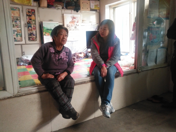 2018年11月在凉水镇凉东村走访贫困患者了解医疗报销情况(右一).jpg 2018年11月在凉水镇凉东村走访贫困患者了解医疗报销情况(右一).jpg