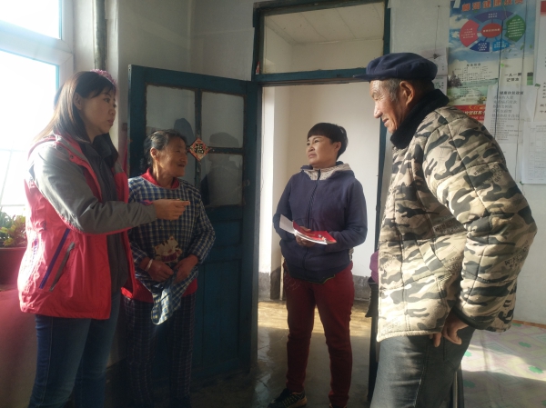 2018年11月到贫困患者家中调研慢性病用药情况(左一).jpg 2018年11月到贫困患者家中调研慢性病用药情况(左一).jpg