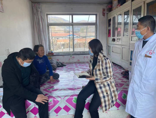 2021年疫情期间深入罗通山镇福民村贫困户家中了解贫困患者医疗救治需求(右二).jpg 2021年疫情期间深入罗通山镇福民村贫困户家中了解贫困患者医疗救治需求(右二).jpg