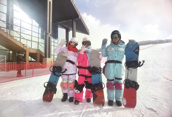 雪友在华美胜地体验粉雪的独特魅力。.jpg 雪友在华美胜地体验粉雪的独特魅力。.jpg