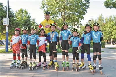 凯旋归来的邵楚翔(中)和他的教练还有小伙伴们合影留念。.jpg 凯旋归来的邵楚翔(中)和他的教练还有小伙伴们合影留念。.jpg