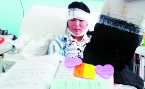林海静生怕耽误了中考,在病床上坚持学习