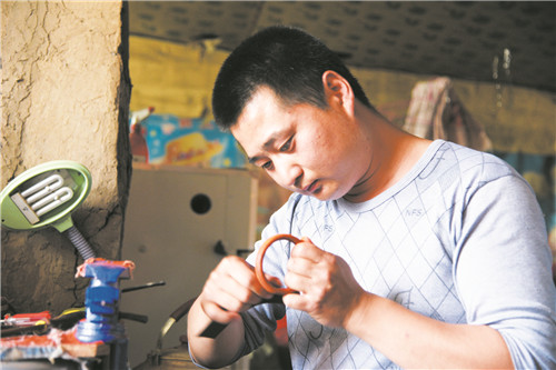 空闲时间打磨手镯赚钱为母亲买药 空闲时间打磨手镯赚钱为母亲买药