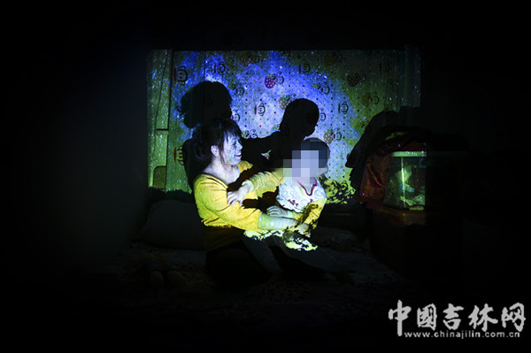 王飞飞和小宝的合影 中国吉林网记者 郭全忻 摄.jpg 王飞飞和小宝的合影 中国吉林网记者 郭全忻 摄.jpg