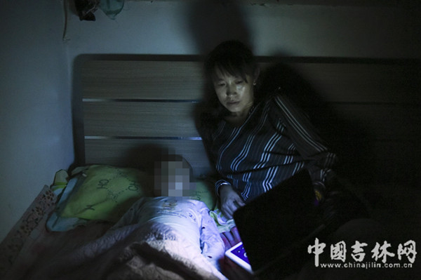 东东睡觉要让妈妈给放点唱机里面的儿歌 中国吉林网记者 郭全忻 摄.jpg 东东睡觉要让妈妈给放点唱机里面的儿歌 中国吉林网记者 郭全忻 摄.jpg