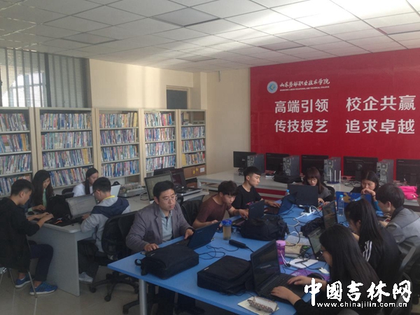 学生们正在上课