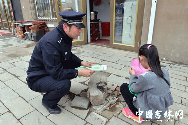 长白山公安局森保支队“五.一”期间开展保护野生动物宣传活动 长白山公安局森保支队“五.一”期间开展保护野生动物宣传活动