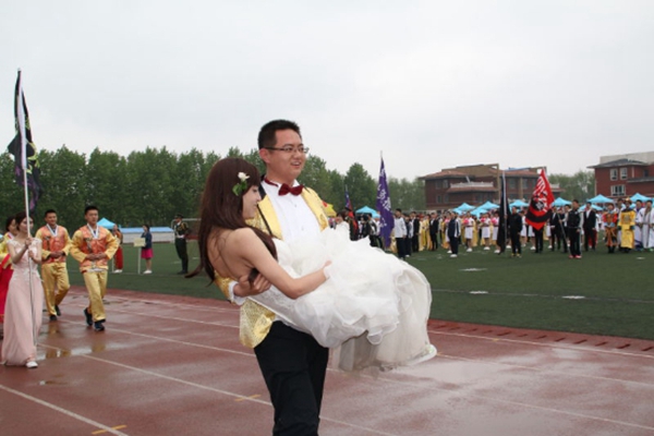 反串“女神”引起了全场的欢呼