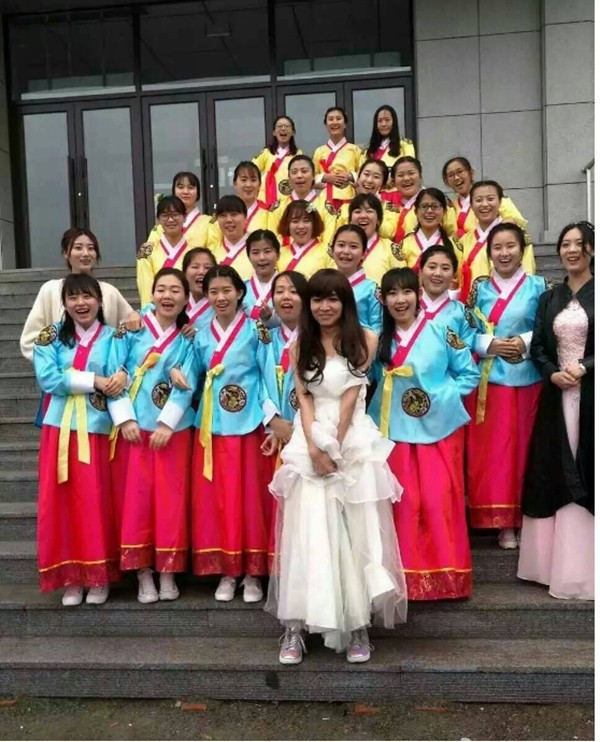 反串“女神”与同学合影