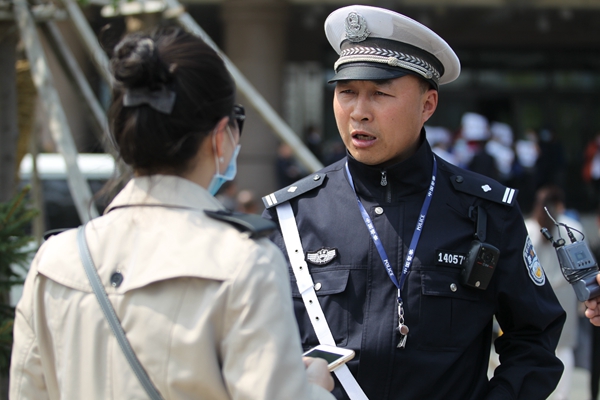 交警纠正行人违法行为 交警纠正行人违法行为