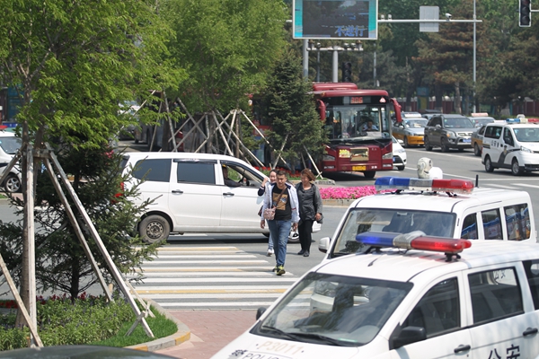 行人斜穿马路 行人斜穿马路