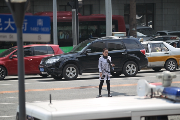 行人车流中横穿马路 行人车流中横穿马路