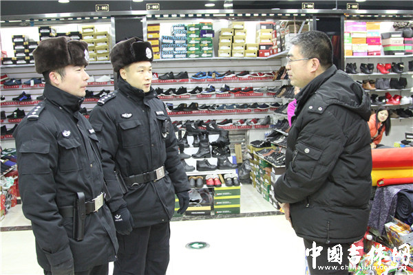 前郭县公安局民警加强商户走访工作，及时了解治安情况。.jpg