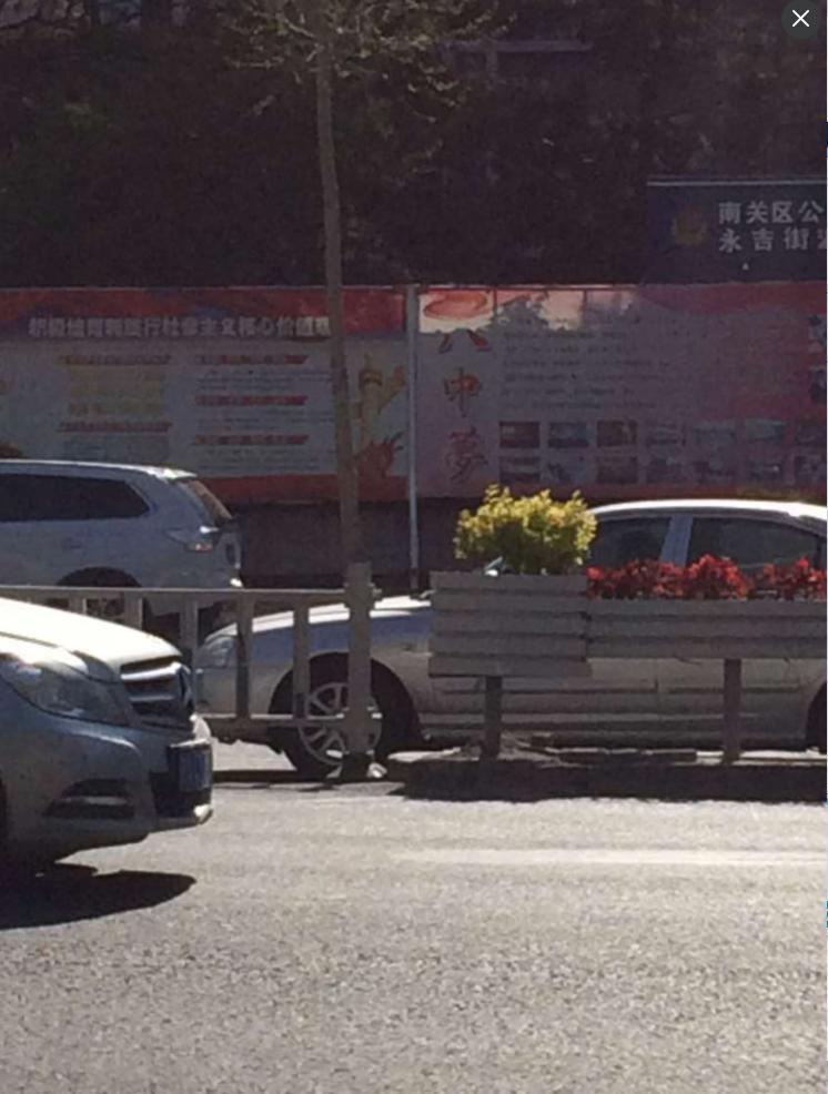 图说：行人从这个豁口横穿马路 记者 初阳  摄.jpg