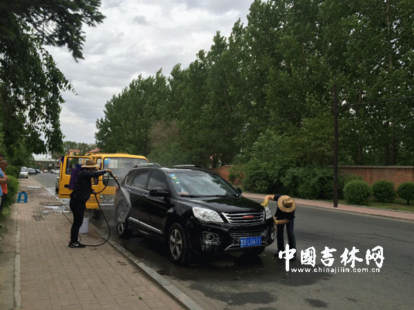 摊贩二人分工协作 污水直接流向路面_副本.gif 摊贩二人分工协作 污水直接流向路面_副本.gif