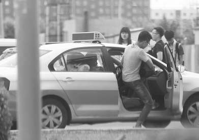 拒载、拼客、不打表、任意加价 出租车“垄断经营” 拒载、拼客、不打表、任意加价 出租车“垄断经营”