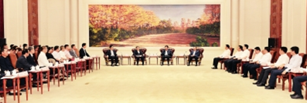 6月16日,省委书记巴音朝鲁、省长蒋超良在长春会见了国内知名企业家走进吉林代表团。 6月16日,省委书记巴音朝鲁、省长蒋超良在长春会见了国内知名企业家走进吉林代表团。