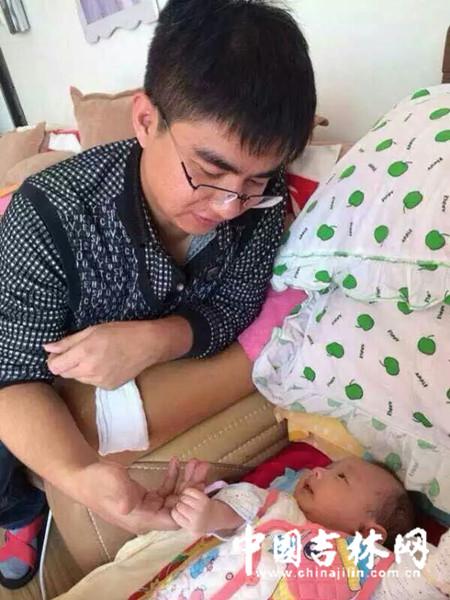 宋巍倚在沙发上,轻轻地抚摸着儿子的小手