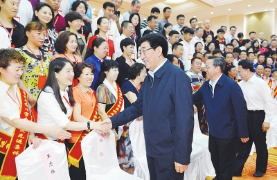 巴音朝鲁蒋超良接见省红十字会代表大会与会代表 巴音朝鲁蒋超良接见省红十字会代表大会与会代表