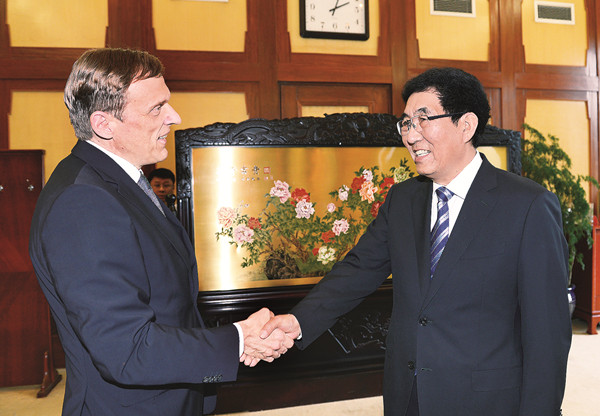 巴音朝鲁会见德国客人 巴音朝鲁会见德国客人