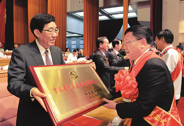 省委书记巴音朝鲁、省长蒋超良为受表彰代表颁奖。 省委书记巴音朝鲁、省长蒋超良为受表彰代表颁奖。