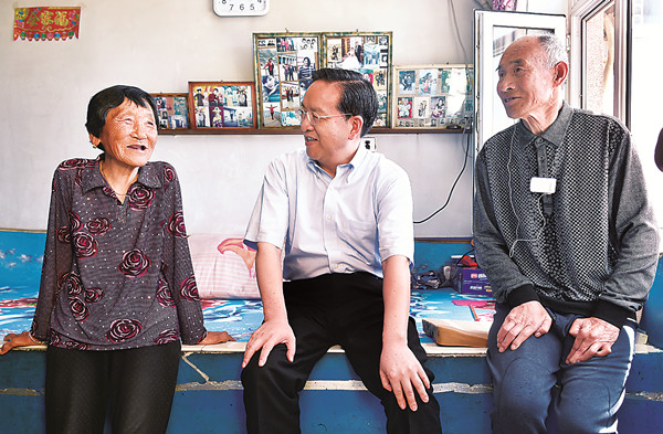 蒋超良到长春市双阳区走访慰问老党员和生活困难党员 蒋超良到长春市双阳区走访慰问老党员和生活困难党员