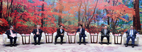 7月4日,省委书记巴音朝鲁、省长蒋超良、海协会顾问陈云林在长春会见了由海基会原董事长江丙坤率领的参加“台企吉林行”活动的台湾企业家代表团 7月4日,省委书记巴音朝鲁、省长蒋超良、海协会顾问陈云林在长春会见了由海基会原董事长江丙坤率领的参加“台企吉林行”活动的台湾企业家代表团