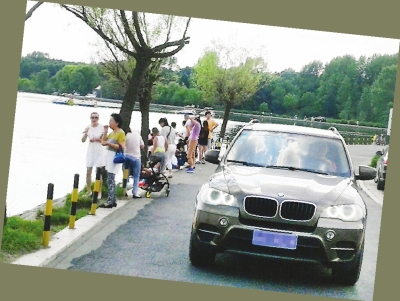 净月潭内机动车很多