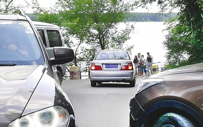 净月潭内机动车很多