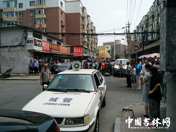 火灾现场楼下.jpg 火灾现场楼下.jpg