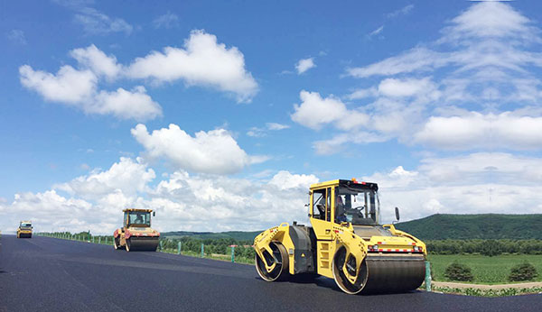 7-7-1【路面摊铺】.JPG 7-7-1【路面摊铺】.JPG