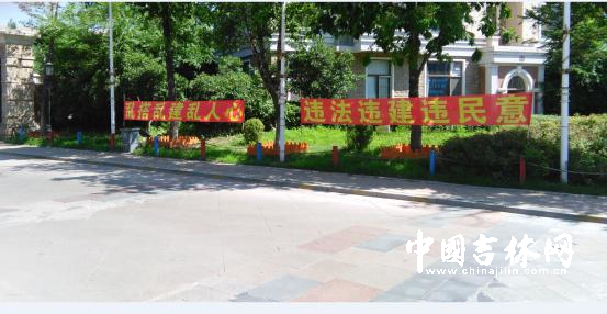 中海莱茵东郡小区入口标语条幅.jpg 中海莱茵东郡小区入口标语条幅.jpg