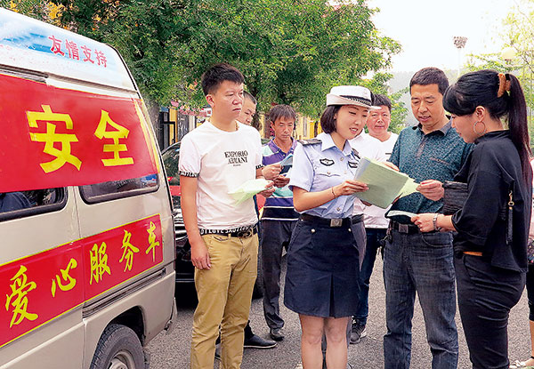 通化县公安交警在管区路段设点开展交通安全宣传