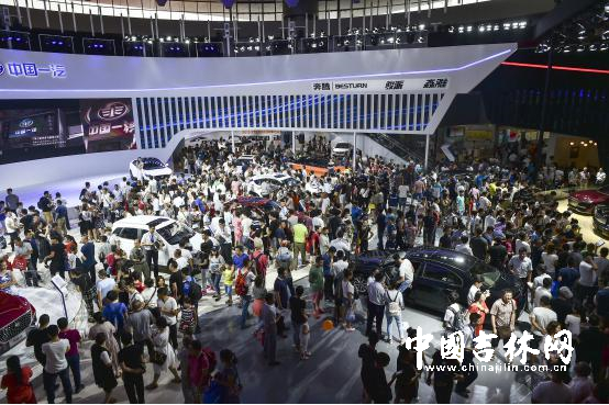 1号馆红旗展区前人流如织_副本.jpg 1号馆红旗展区前人流如织_副本.jpg