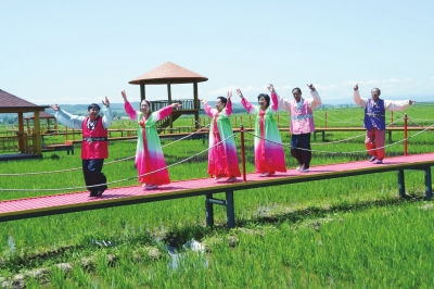 自从习近平总书记来延边考察调研后,和龙市东城镇光东村的稻田名声大振,当地村民借此契机大力开发民俗.jpg 自从习近平总书记来延边考察调研后,和龙市东城镇光东村的稻田名声大振,当地村民借此契机大力开发民俗.jpg