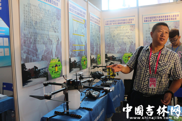 科技成果展览:无人机可携带“药壶”空中喷药.jpg 科技成果展览:无人机可携带“药壶”空中喷药.jpg