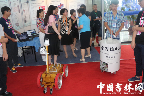 科技成果展览:新型机器人可“钻洞”检查勘测.jpg 科技成果展览:新型机器人可“钻洞”检查勘测.jpg